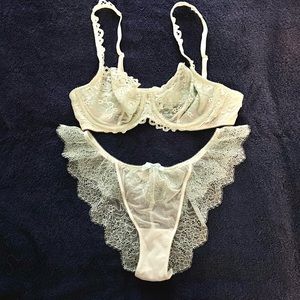 Stunning Victoria’s Secret lace lingerie set! 💕😍